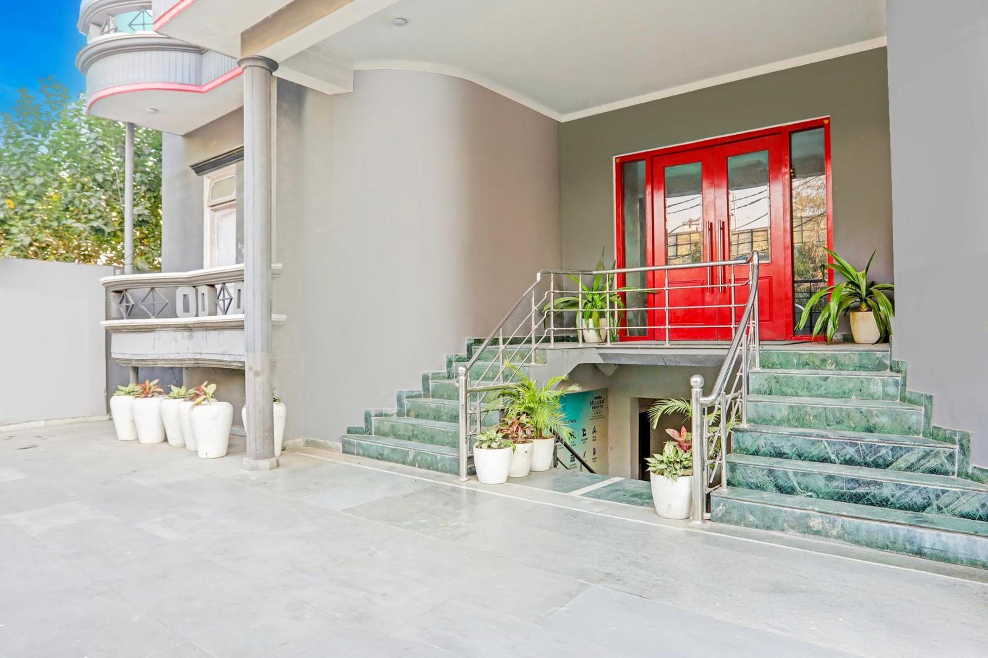 Super Townhouse Vijay Khand Gomti Nagar Лакхнау Экстерьер фото