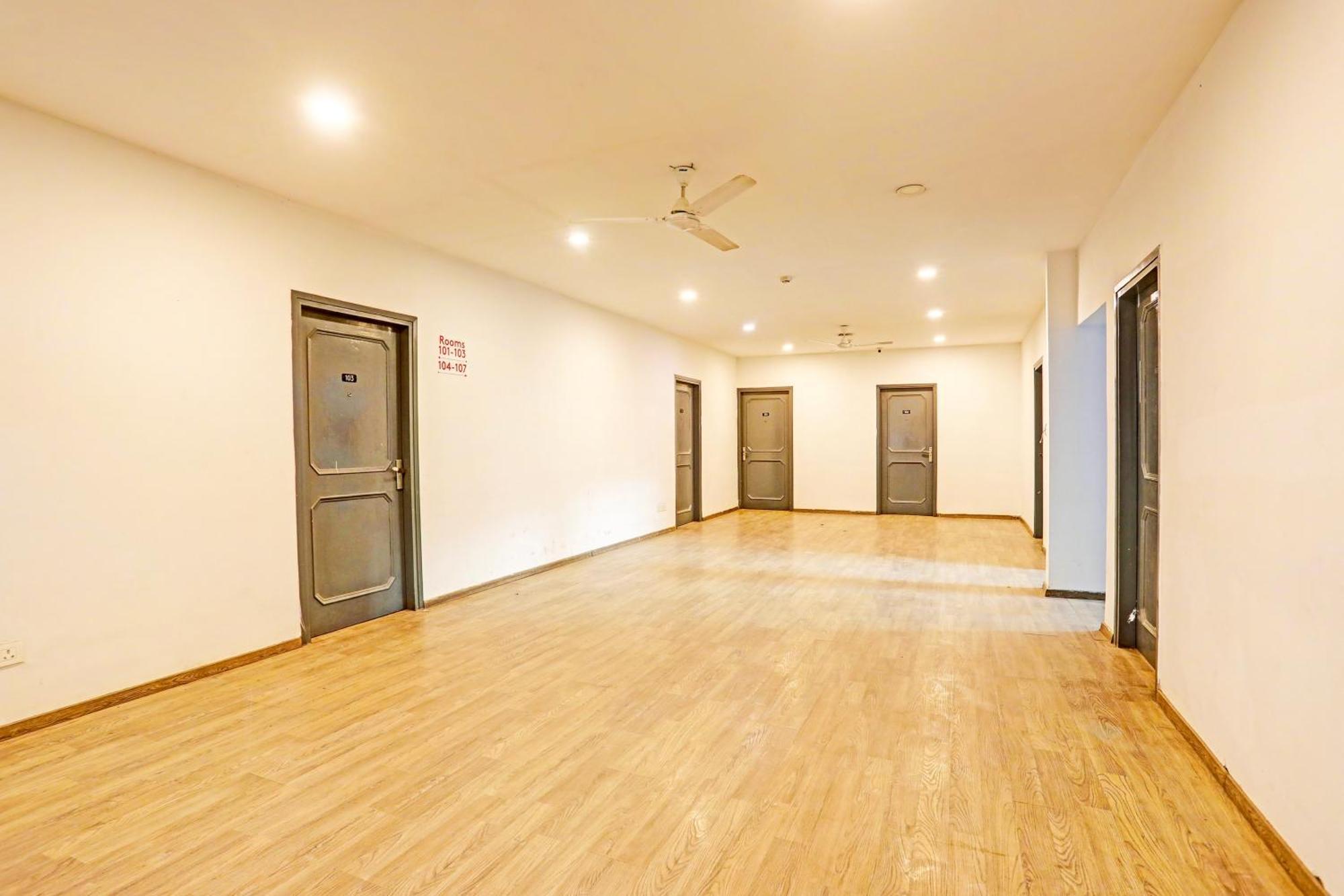 Super Townhouse Vijay Khand Gomti Nagar Лакхнау Экстерьер фото